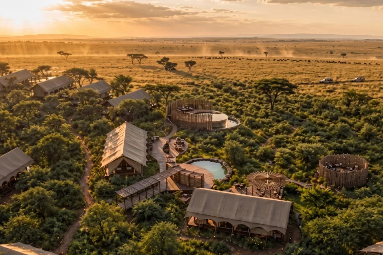 Vue aérienne du Mereshi Safari Camp Serengeti, Autograph Collection, ses tentes et sa piscine dans la savane au coucher du soleil (rendu)