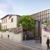 Rendu de l'entrée de Capella Florence : un mur couvert de glycines, une grille en fer forgé et le nouveau bâtiment en retrait