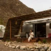 Une caravane Airstream de Caravan Hatta et sa terrasse face aux montagnes de l'Hajar, à Dubaï