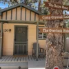 Le chalet de Big Bear Lake et son poteau indicateur vers l'Overlook Hotel, Camp Crystal Lake et le Bates Motel