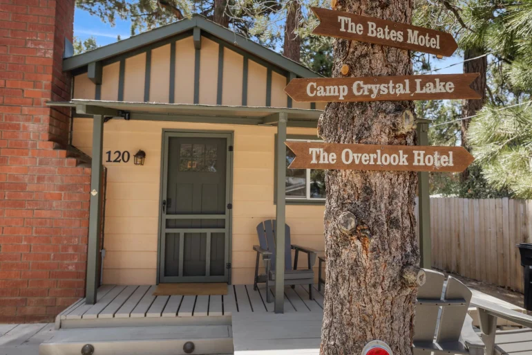 Le chalet de Big Bear Lake et son poteau indicateur vers l'Overlook Hotel, Camp Crystal Lake et le Bates Motel