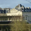 Façade du château de Voisins à Saint-Hilarion (Yvelines) vue depuis le parc, avec ses toits d'ardoise et son dôme