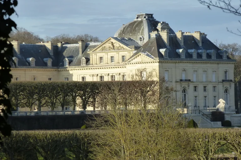 Façade du château de Voisins à Saint-Hilarion (Yvelines) vue depuis le parc, avec ses toits d'ardoise et son dôme