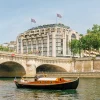 Bateau en bois sur la Seine devant le Pont-Neuf et la façade de Cheval Blanc Paris