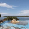 La piscine d'eau de mer de l'hôtel Pitrizza, creusée autour d'un rocher de granit, face à la mer sur la Costa Smeralda