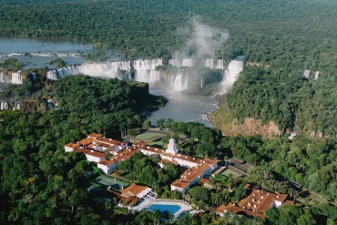 Vue aérienne de l'Hotel das Cataratas et des chutes d'Iguaçu au Brésil, Trois Clefs MICHELIN 2026