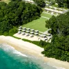 Vue aérienne de la plage et des suites du Mandarin Oriental, Desaru Coast, entre forêt tropicale et mer de Chine méridionale