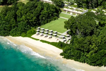 Vue aérienne de la plage et des suites du Mandarin Oriental, Desaru Coast, entre forêt tropicale et mer de Chine méridionale