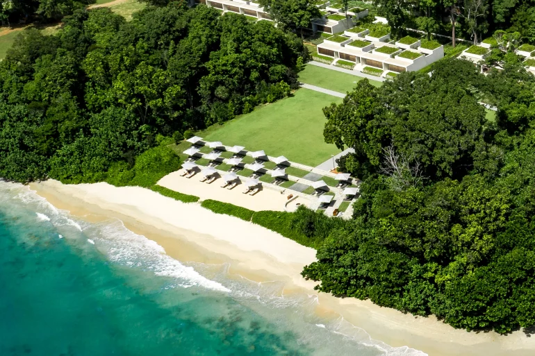 Vue aérienne de la plage et des suites du Mandarin Oriental, Desaru Coast, entre forêt tropicale et mer de Chine méridionale