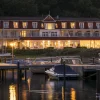 Le Boutique Hotel Wassersleben au crépuscule, façade éclairée au bord du port de plaisance sur la Flensburger Förde