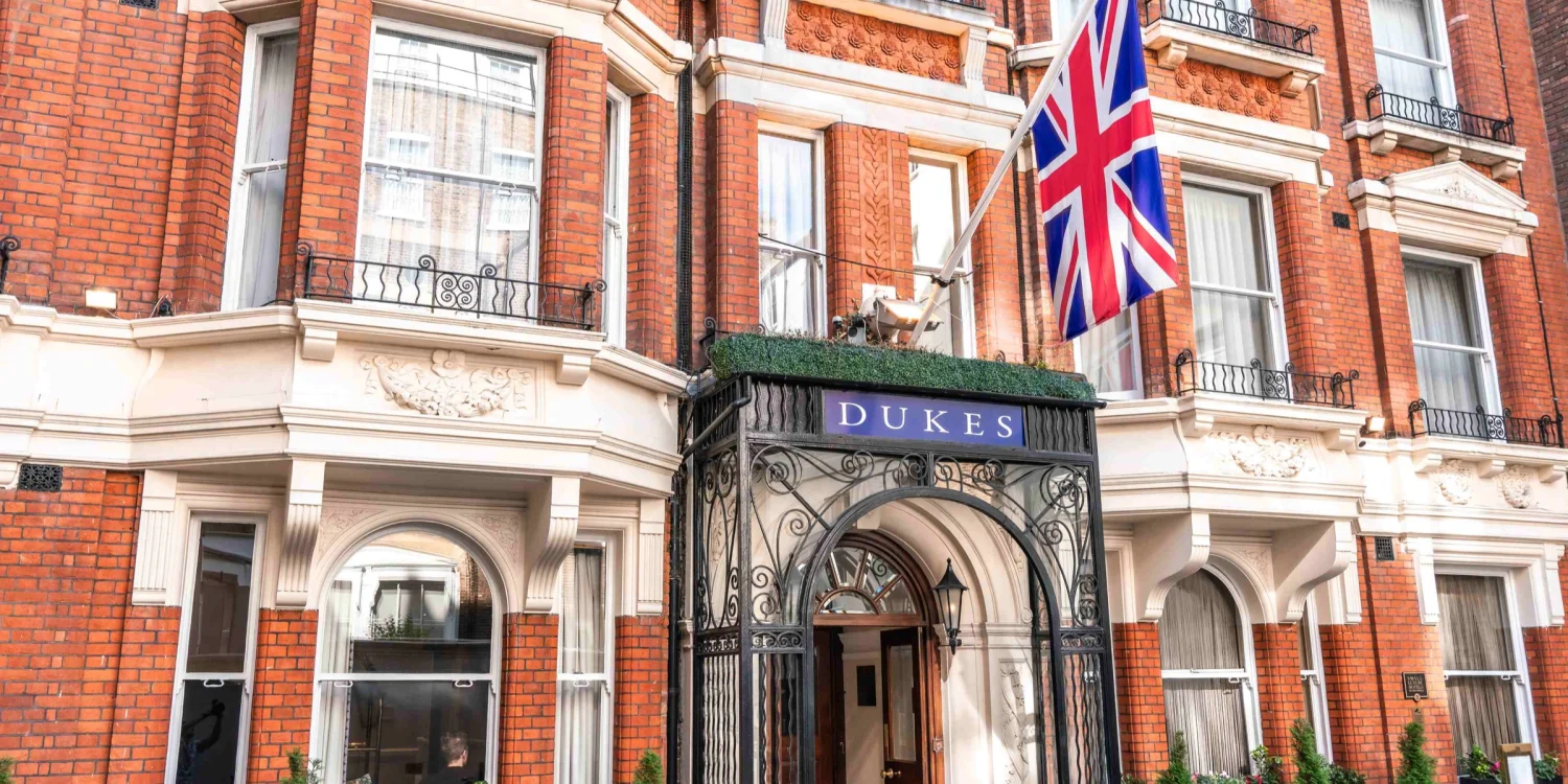 La façade en brique de l'hôtel Dukes London, au 35 St James's Place à Londres