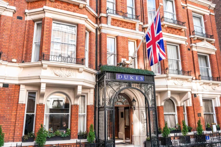 La façade en brique de l'hôtel Dukes London, au 35 St James's Place à Londres