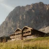 Le chalet de l'hôtel eriro sur l'Ehrwalder Alm, au pied des parois du Wetterstein, dans le Tyrol