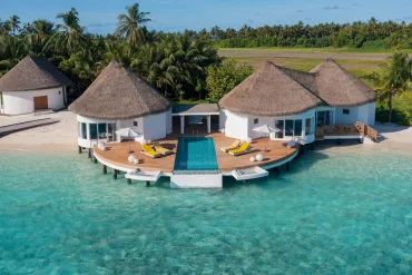 Villas sur pilotis et leur piscine au-dessus du lagon au Mercure Maldives Kooddoo Resort