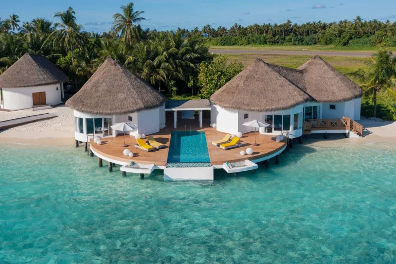 Villas sur pilotis et leur piscine au-dessus du lagon au Mercure Maldives Kooddoo Resort