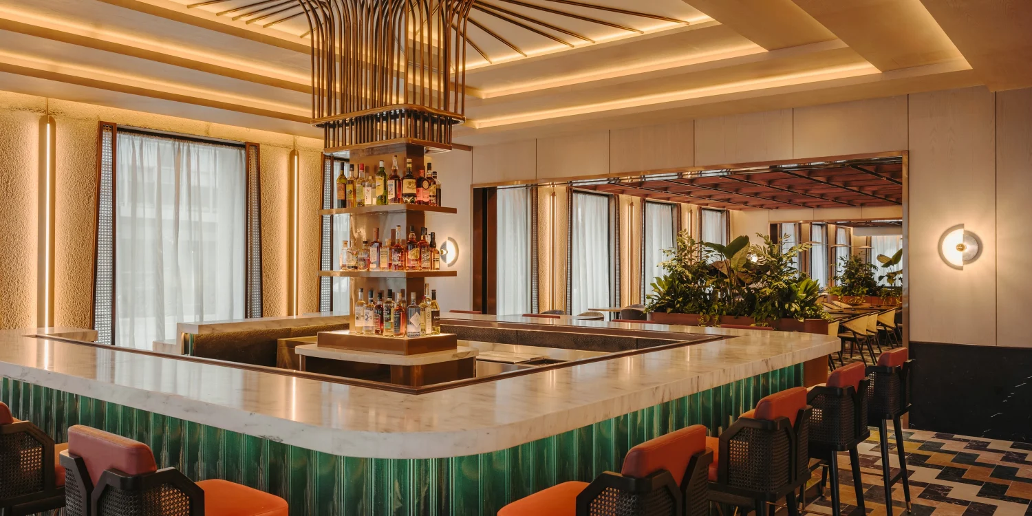Le Lobby Bar du Fairmont New Orleans, son comptoir vert et son lustre en laiton