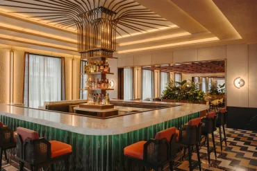 Le Lobby Bar du Fairmont New Orleans, son comptoir vert et son lustre en laiton