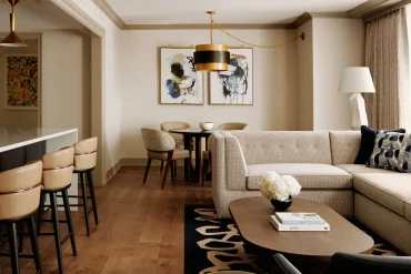 Salon et cuisine ouverte d'une suite de la City Suites Collection du Four Seasons Hotel Boston