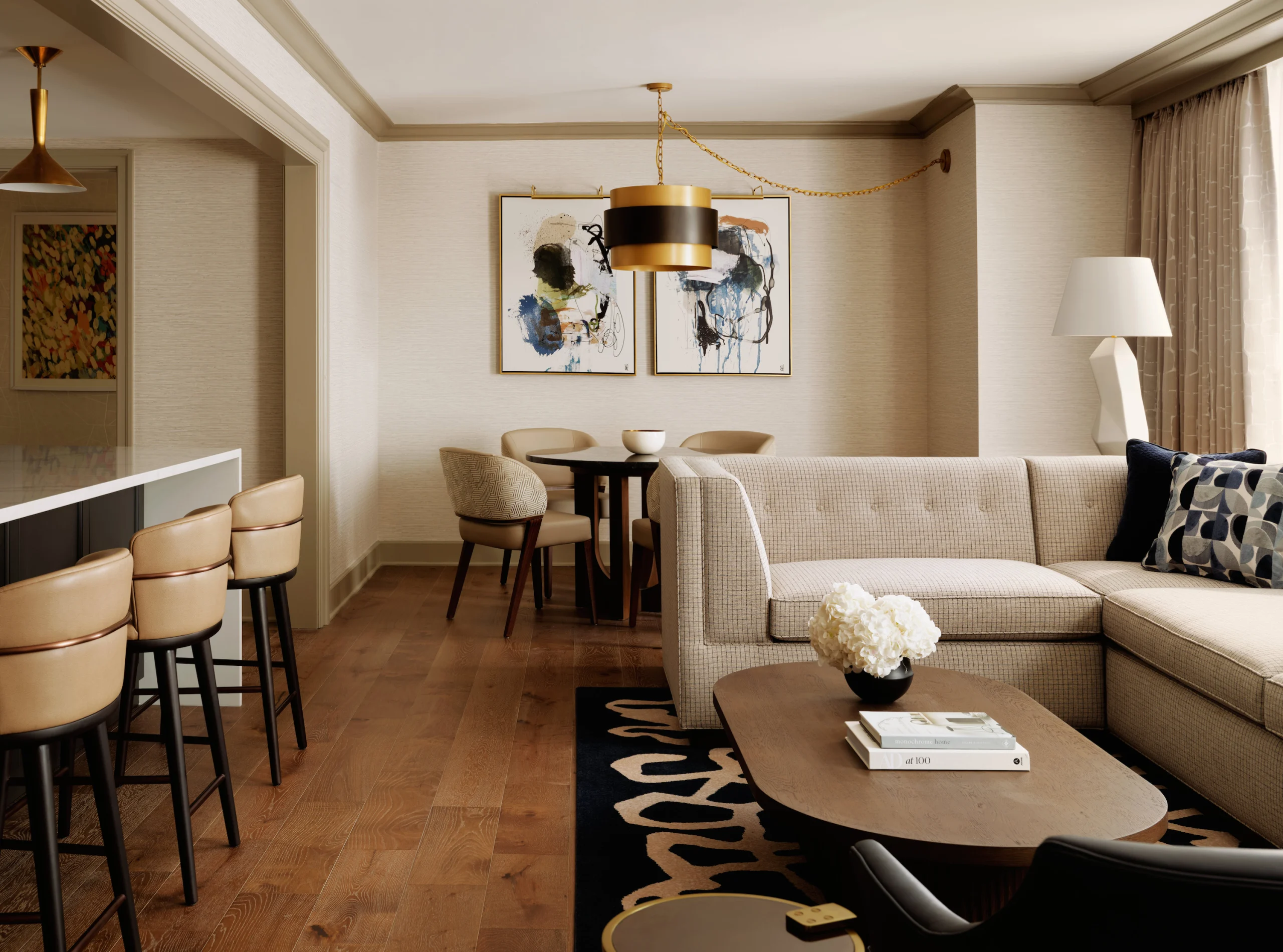 Salon et cuisine ouverte d'une suite de la City Suites Collection du Four Seasons Hotel Boston