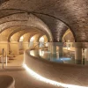 Le bassin chaud sous les voûtes de pierre du spa Loreamar, rénové par le Studio MHNA, au Grand Hôtel Spa & Thalasso de Saint-Jean-de-Luz
