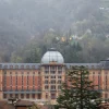 La façade Liberty et la coupole du Grand Hotel San Pellegrino, adossées aux montagnes de la Val Brembana