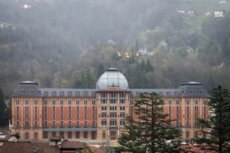 La façade Liberty et la coupole du Grand Hotel San Pellegrino, adossées aux montagnes de la Val Brembana