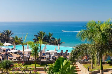 La piscine à débordement et les jardins du H10 Playa Meloneras Horizons Collection face à l'Atlantique, à Gran Canaria