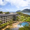Vue aérienne du resort Hale Hōkūala Kauaʻi, de sa piscine et de la baie de Nāwiliwili à Hawaï