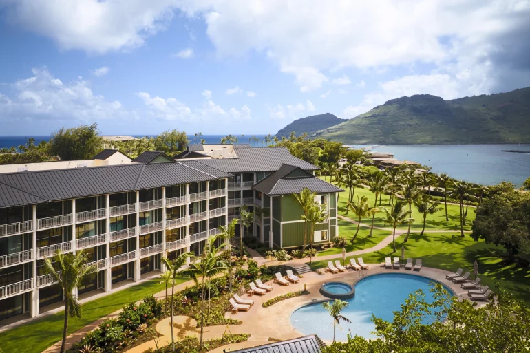 Vue aérienne du resort Hale Hōkūala Kauaʻi, de sa piscine et de la baie de Nāwiliwili à Hawaï