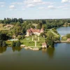 Vue aérienne du château du Domaine des Étangs à Massignac en Charente, entouré de ses étangs