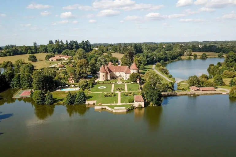 Vue aérienne du château du Domaine des Étangs à Massignac en Charente, entouré de ses étangs