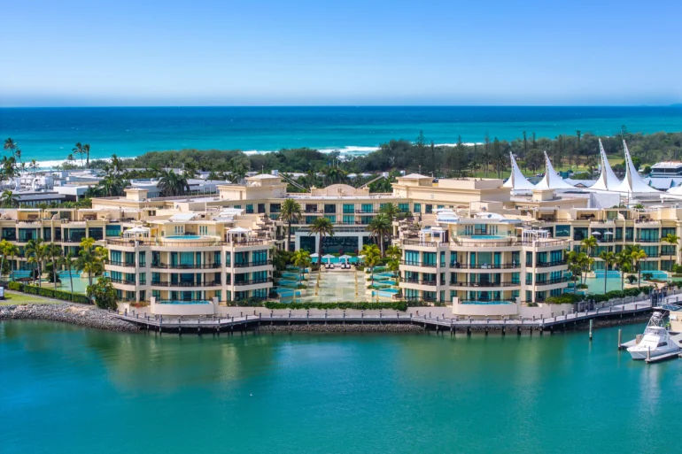 Vue aérienne du futur LXR Hotels & Resorts Gold Coast de Hilton, ex-Palazzo Versace, au bord du Broadwater en Australie