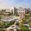 Rendu 3D en vue aérienne de l'Anantara Retreat Rabat, bâtiment principal à arcades, piscine et villas parmi les jardins méditerranéens