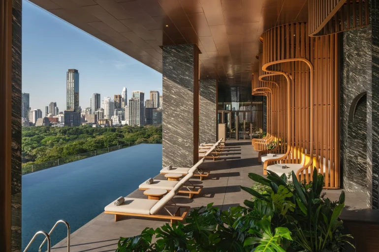 La piscine à débordement de l'Andaz One Bangkok au 7e étage, face au parc Lumphini et aux tours de Bangkok