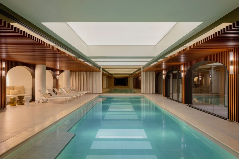La piscine intérieure de 20 mètres du spa de l'Hôtel d'Aubusson, sous sa verrière, à Paris