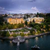 Vue aérienne du Beau-Rivage Palace à Lausanne au crépuscule, entre ses jardins et le lac Léman