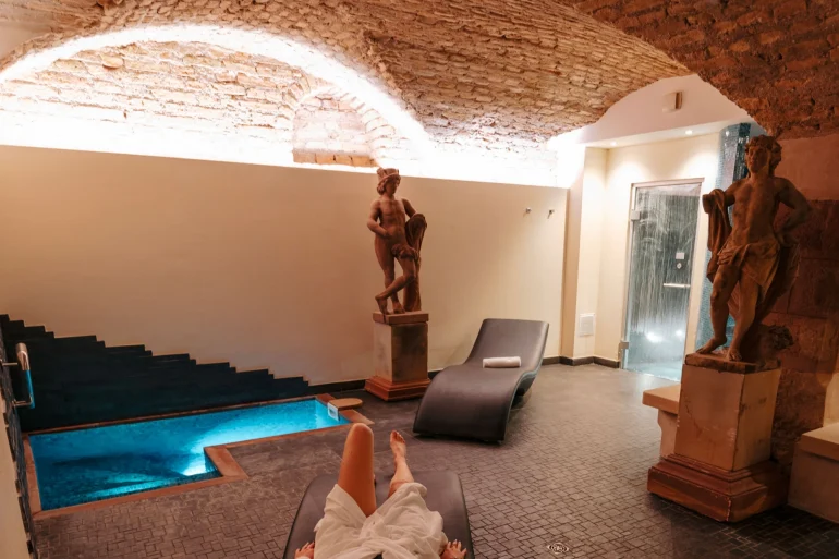 Le spa sous les voûtes de l'Hôtel Le Bouclier d'Or à Strasbourg