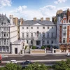 Rendu de la façade palladienne blanche de Cambridge House sur Piccadilly, à Londres, avec des bus rouges