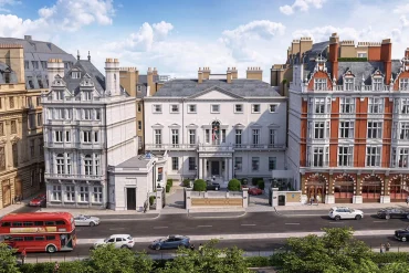 Rendu de la façade palladienne blanche de Cambridge House sur Piccadilly, à Londres, avec des bus rouges