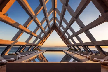 Piscine chauffée sous la charpente en bois sur le toit de The Cape Town EDITION, face à l'Atlantique