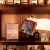 Bouteille et coffret du Cashel Palace Irish Pot Still Whiskey sur une étagère du bar de l'hôtel Cashel Palace