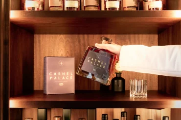 Bouteille et coffret du Cashel Palace Irish Pot Still Whiskey sur une étagère du bar de l'hôtel Cashel Palace
