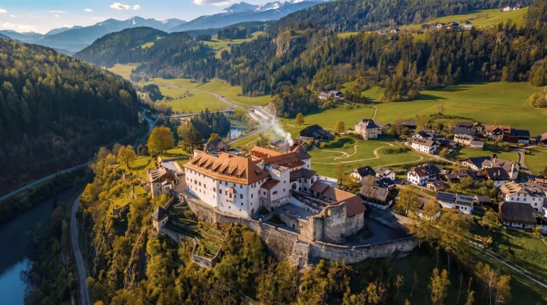 L’hôtel Castel Badia, couvent du XIe siècle des Dolomites : 28 chambres, un chalet et un spa sous la roche
