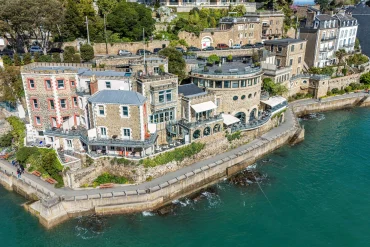 Vue aérienne de l'hôtel Castelbrac, à Dinard, sur sa falaise au-dessus de la mer