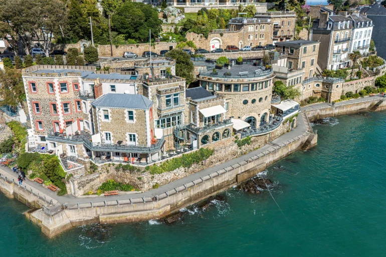 Vue aérienne de l'hôtel Castelbrac, à Dinard, sur sa falaise au-dessus de la mer