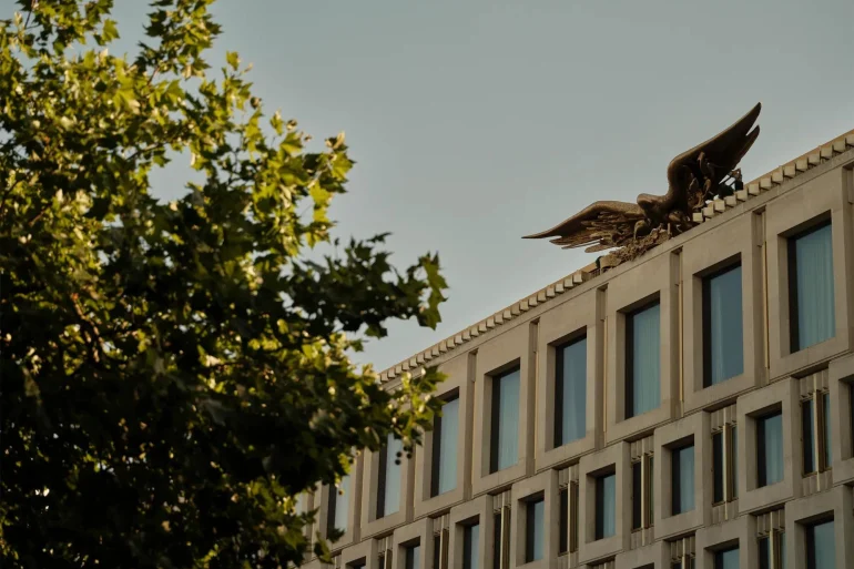 La façade de The Chancery Rosewood à Londres et son aigle doré, ancienne ambassade des États-Unis