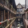 La cour intérieure Renaissance de l'Hôtel Cour du Corbeau à Strasbourg