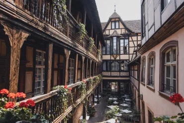La cour intérieure Renaissance de l'Hôtel Cour du Corbeau à Strasbourg