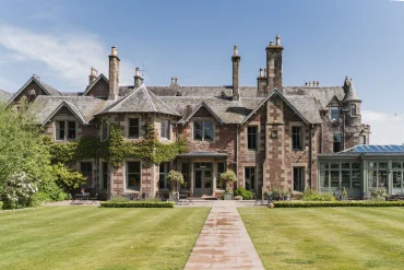 Façade victorienne de l'hôtel Cromlix et sa pelouse, près de Dunblane en Écosse