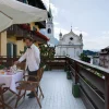 Terrasse de l'Hotel de la Poste à Cortina d'Ampezzo avec vue sur l'église et le campanile